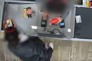 Zákeřně si přihodila k nákupu cizí peněženku, kterou zoufale hledal majitel. Patálii v Praze natočila kamera - Novinky